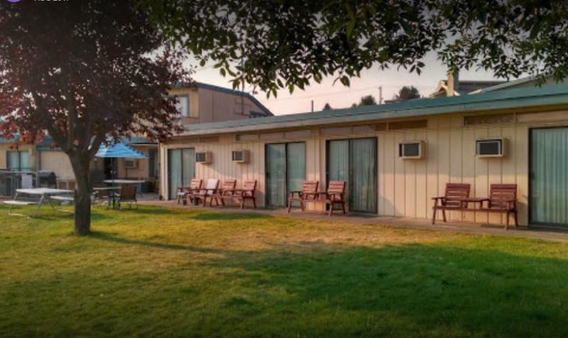 Hospitality Inn Kamloops Exterior photo